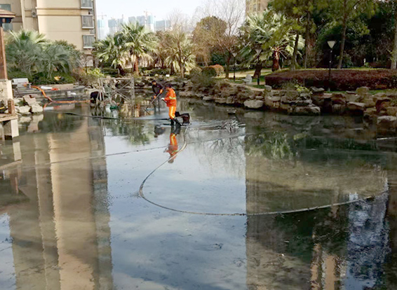 万荣景观池淤泥清理