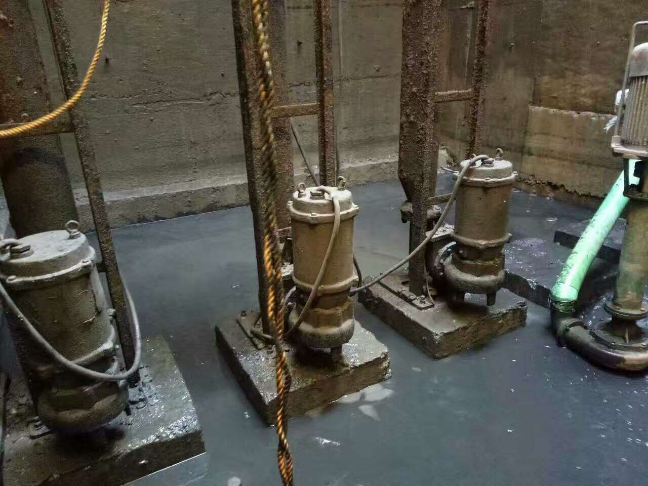 万荣污水池清理