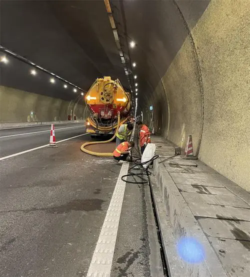 万荣隧道排水渠清淤